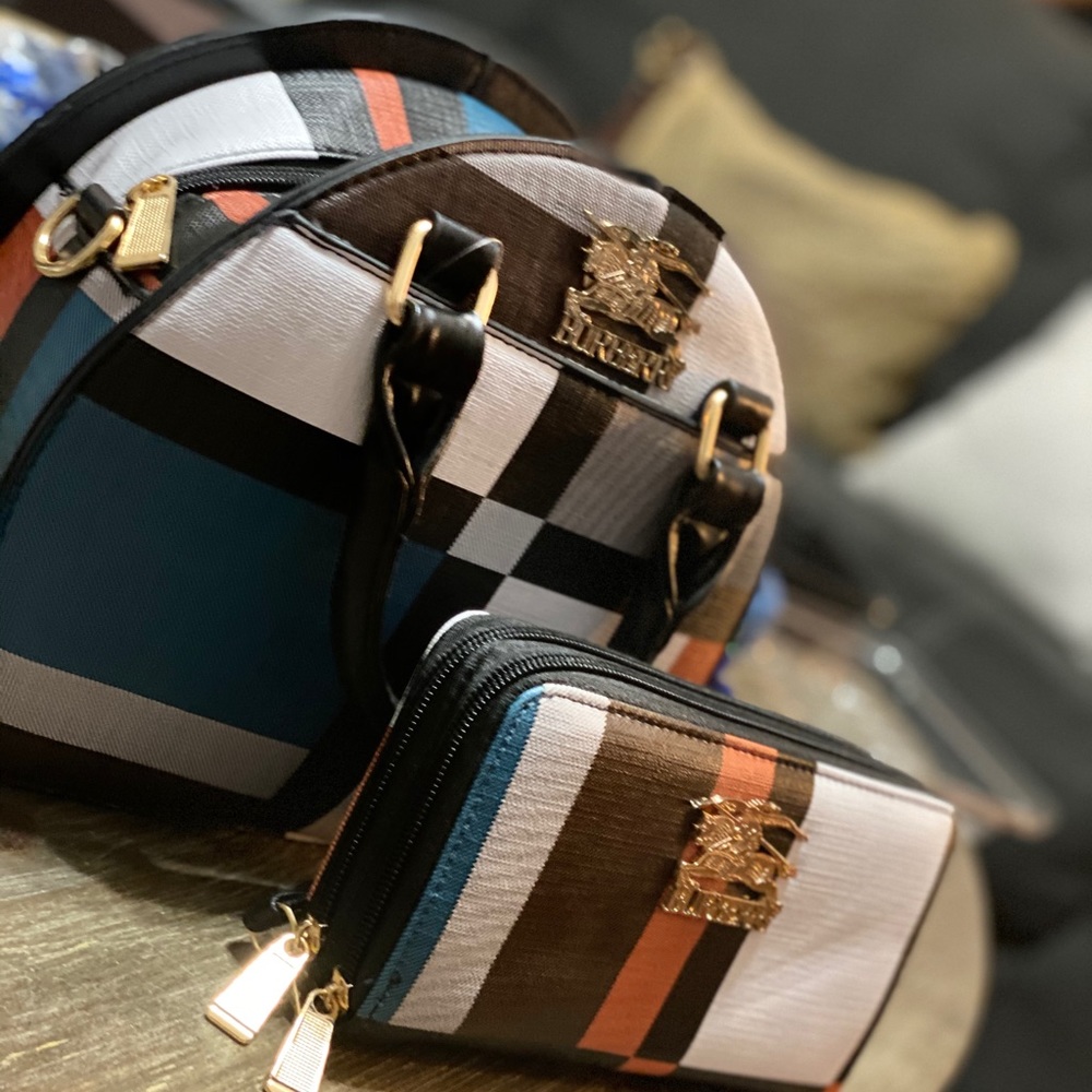 Burberry purse